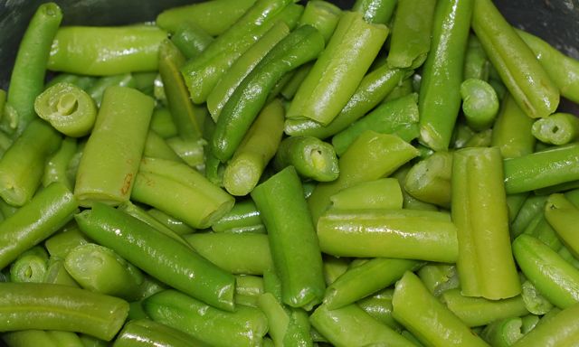 cut-green-beans-stacked-over-each-other